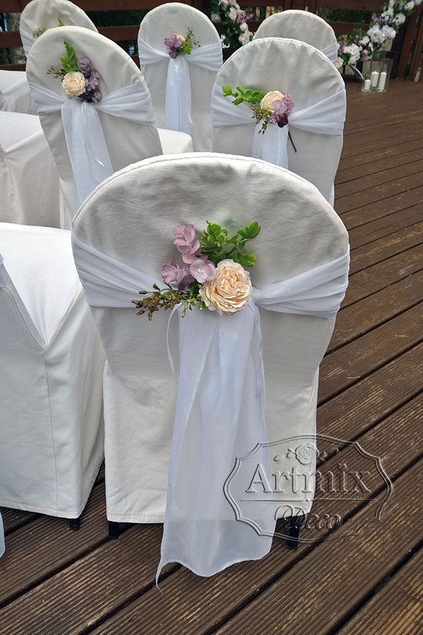 Оформление стенке стула на свадебном торжестве