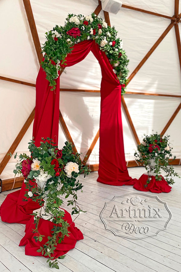 Оформление свадебной арки в бордовом цвете