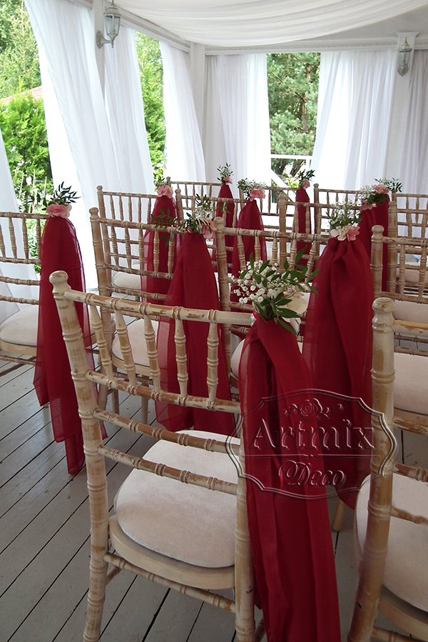 Оформление стульев для свадебной церемонии в цвете - бордо