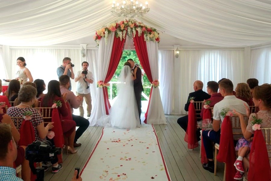 Свадебная церемония в шатре загородного комплекса Иваново Подворье