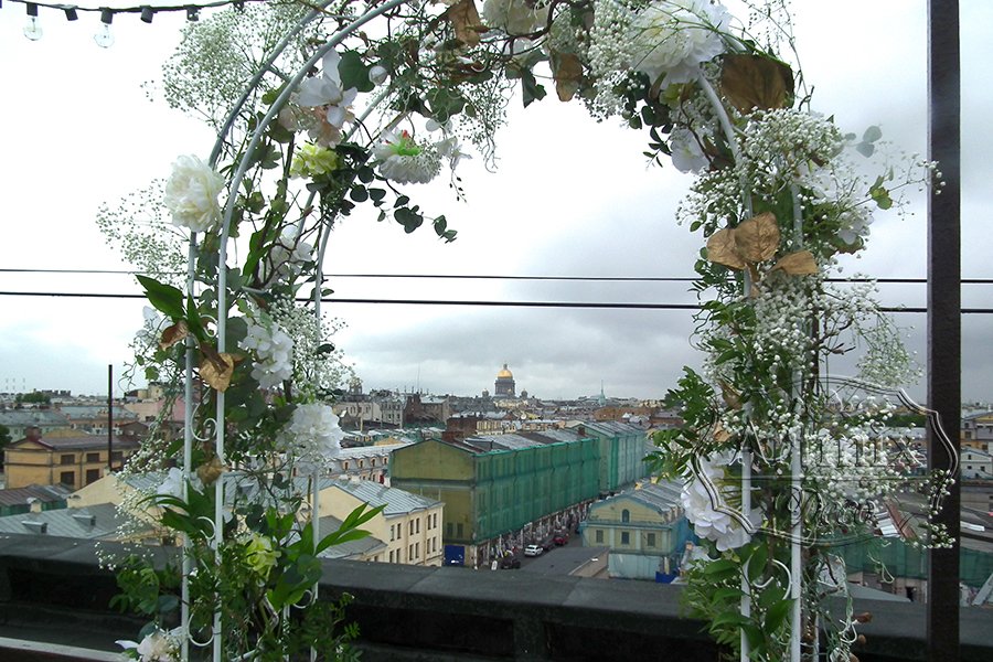 Цветы в оформлении свадебной арки