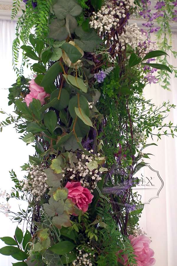 Свадебная арка из природного материала с цветами