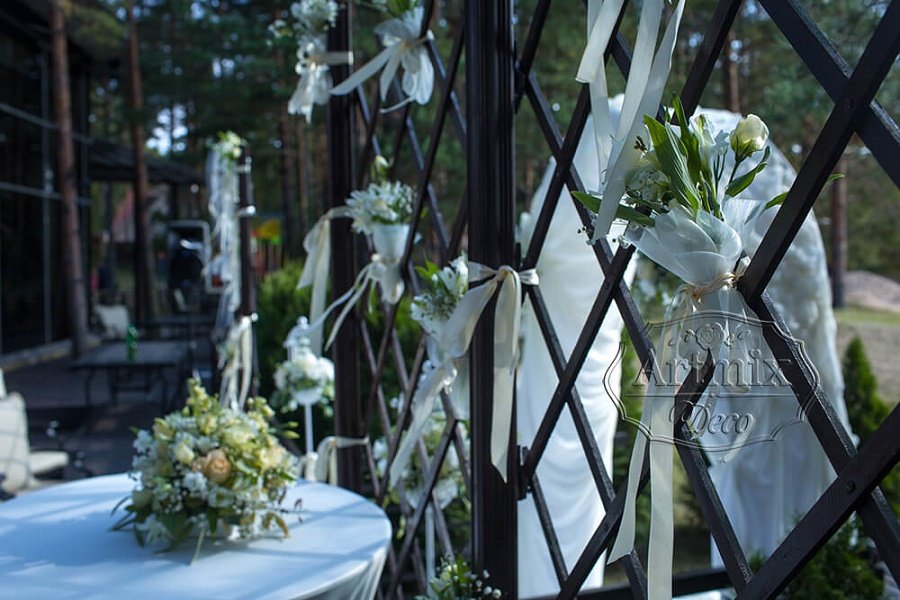 Украшение из цветов для свадебной арки