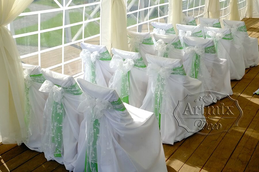 Оформление стульев белом чехлом и лентами в цвет всего свадебного оформления