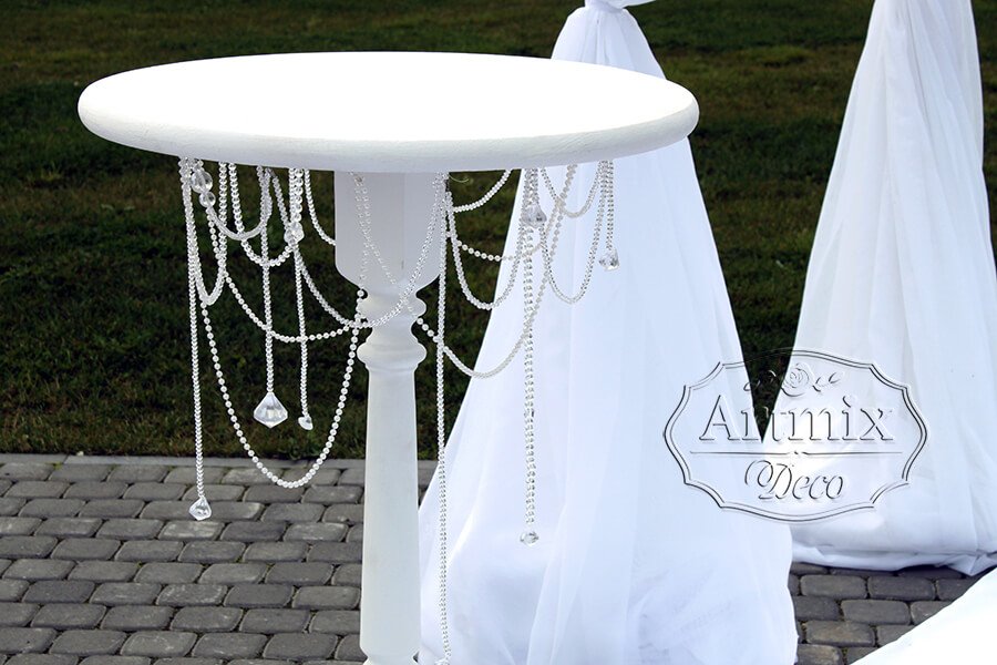 Белый столик регистратора со свадебным декором в аренду