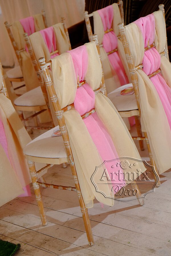 Оформление стульев лентами бежевого и розового цвета