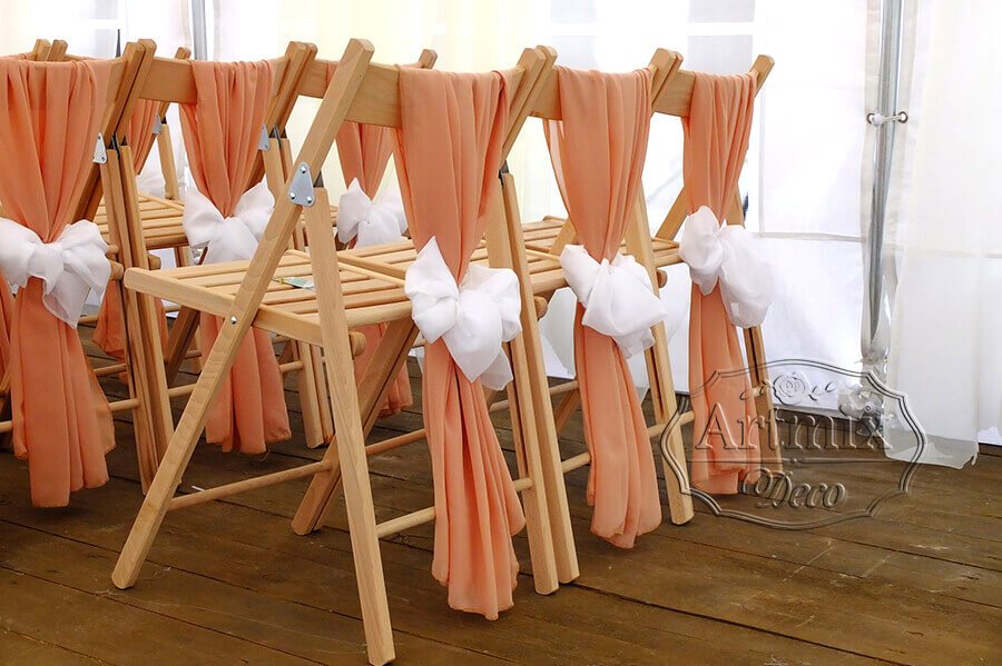 Оформление стульев летами оранжевого и белого цвета в аренду