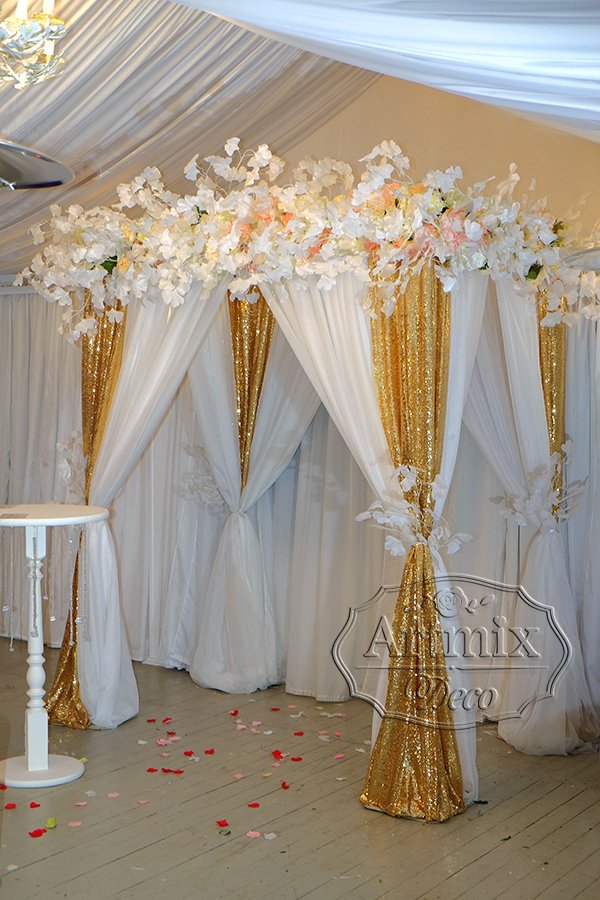 Свадебная арка в золотом стиле