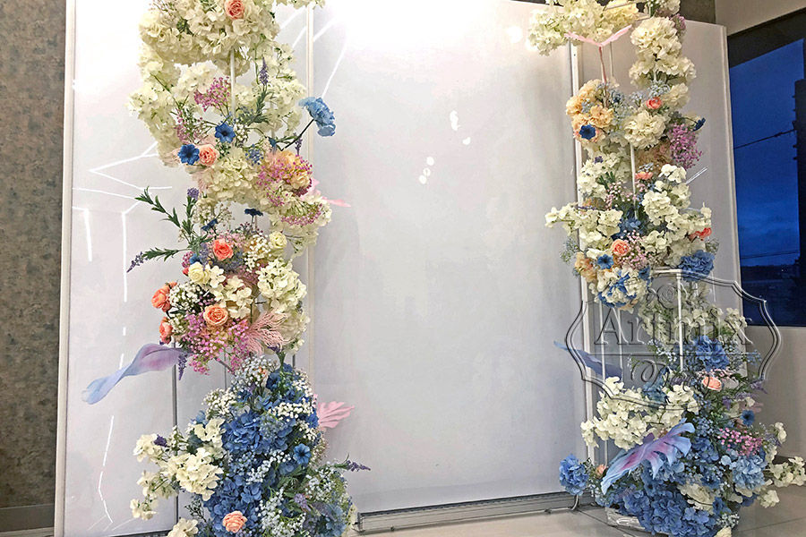 Свадебный фон из белого акрила с цветами