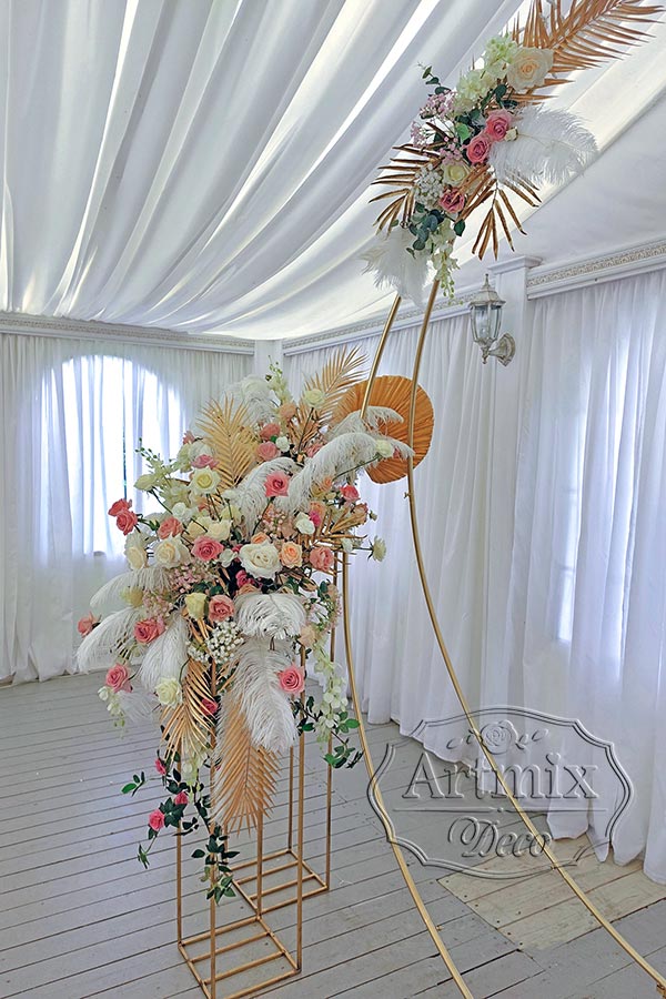 Круглая золотая арка с цветами на свадьбу