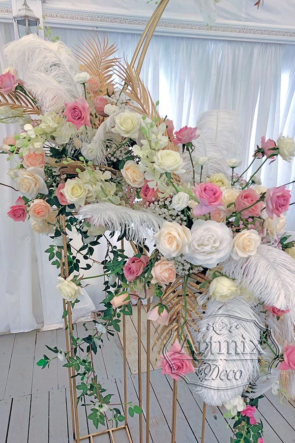 Круглая золотая арка с цветами на свадьбу