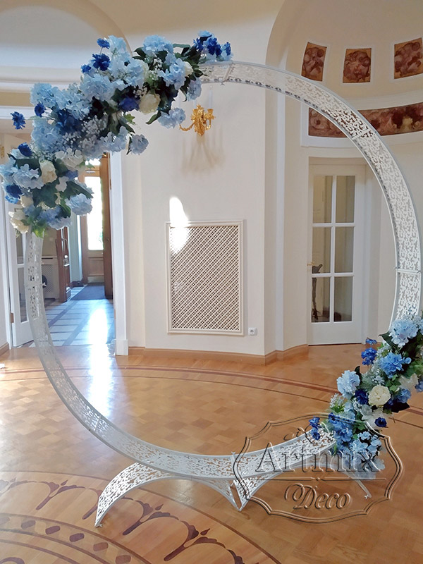 Круглая арка и колонны для свадебной церемонии