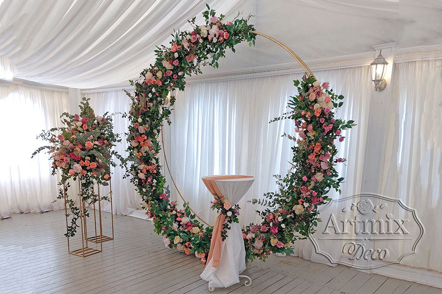 Круглая свадебная арка c цветами