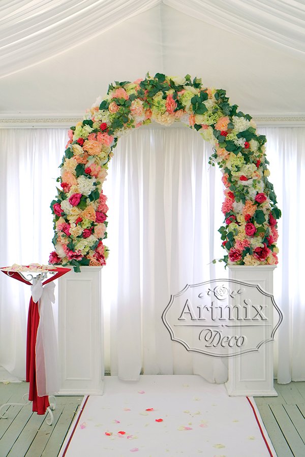 Полукруглая свадебная арка из цветов на белых колоннах