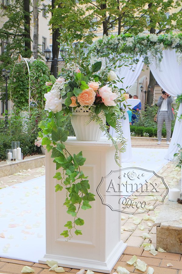 Колонны с вазами и цветами для декорирования свадебной церемонии брака