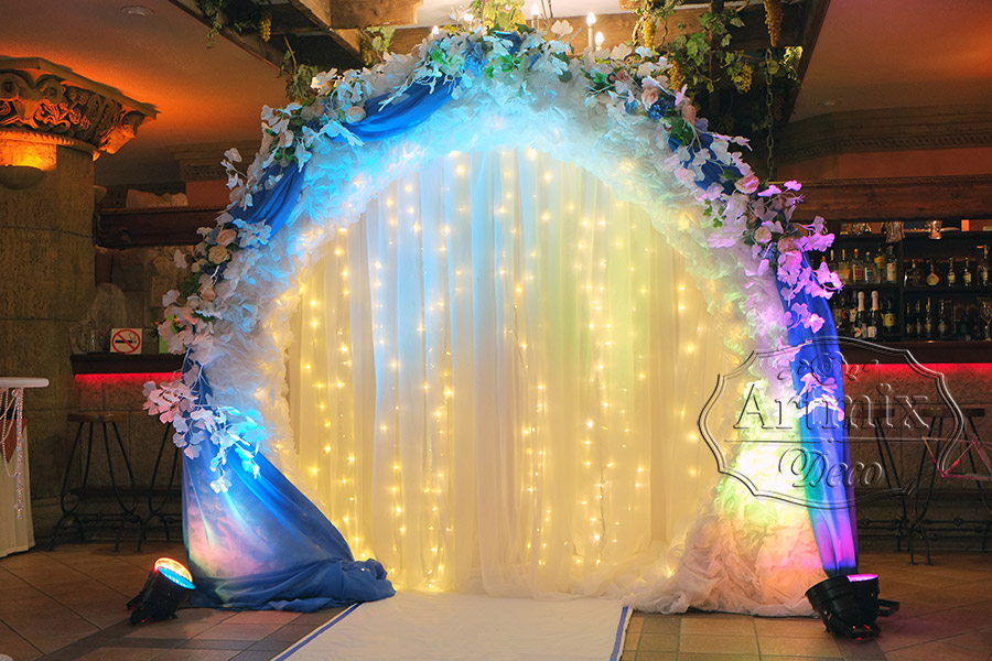 Круглая свадебная арка оформлена веточками Гинкго Билоба