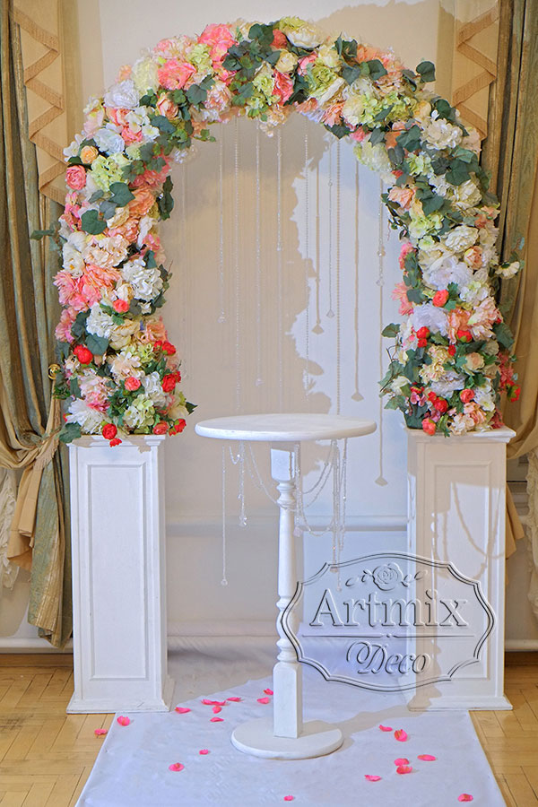 Круглая цветочная свадебная арка