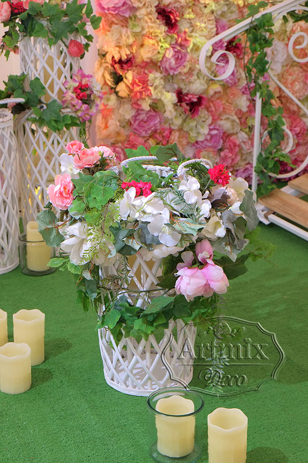 Кашпо с цветами у свадебной арки