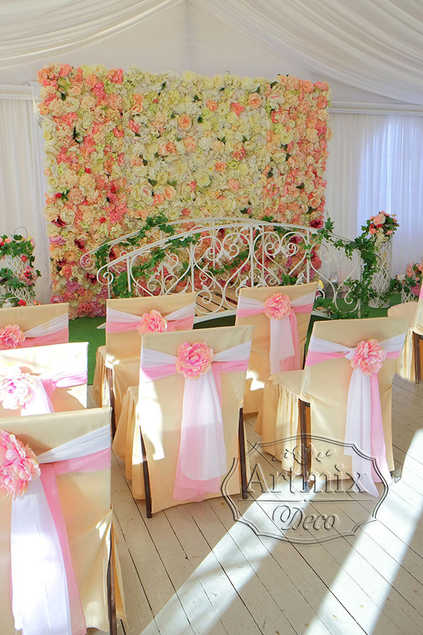 Свадебная церемония оформлена в цветочном стиле
