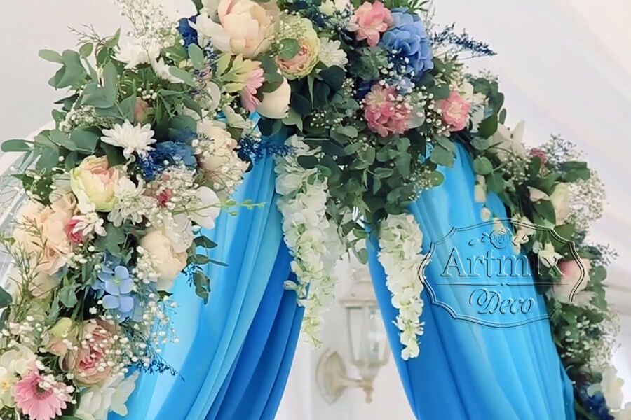 Цветочная композиция на свадебной арке