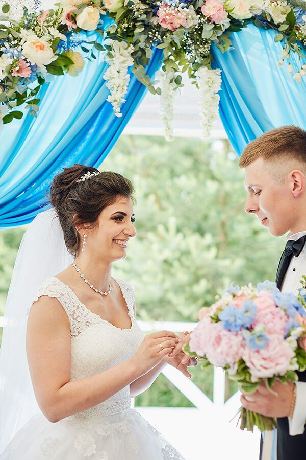 Свадебная церемония, Аревик и Антона, проходила 8 июля 2017 года в шатре загородного комплекса Иваново Подворье