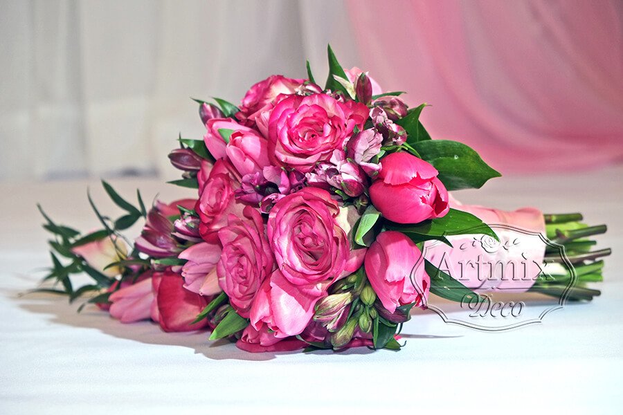 Букет невесты из роз в едином стиле с оформлением
