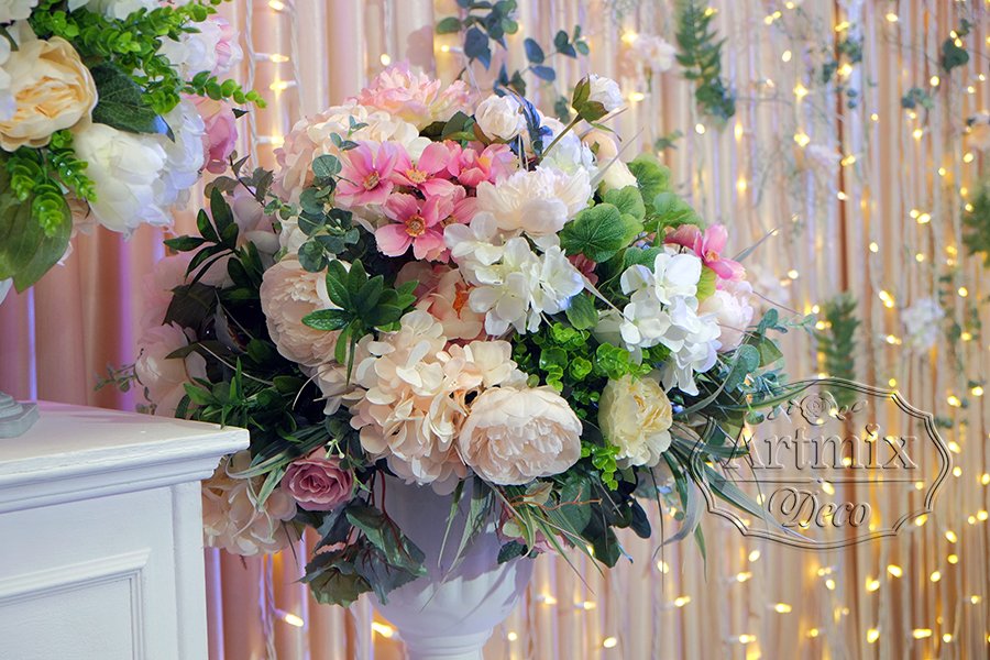Белые вазоны с цветами на свадебном торжестве