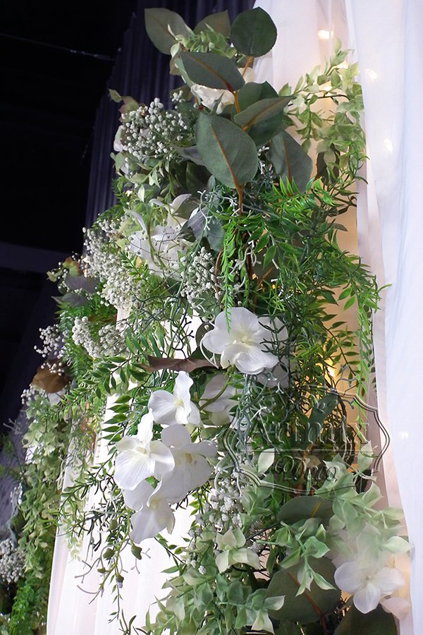 Свадебный фон из зелени и цветов