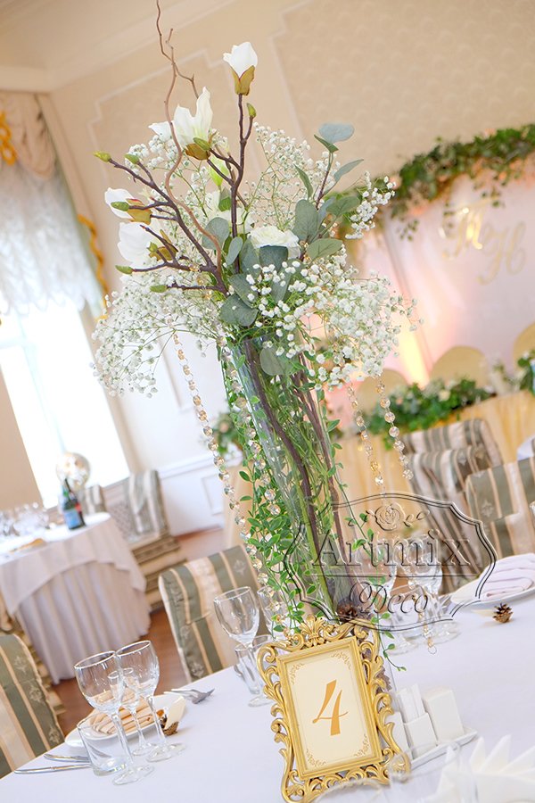 Цветы в прозрачных колбах на свадебных столах гостей