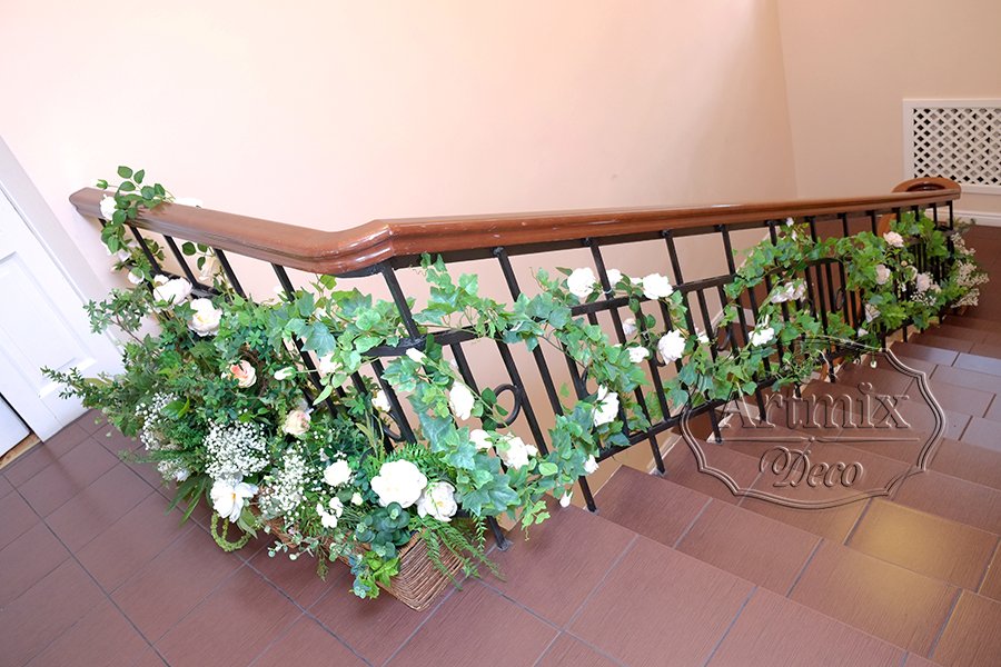 Украшение главной лестницы цветами и зеленью