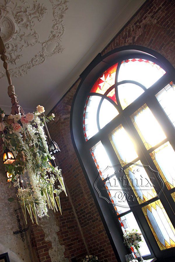 Люстры, декорированные цветами в классическом оформлении свадебного зала