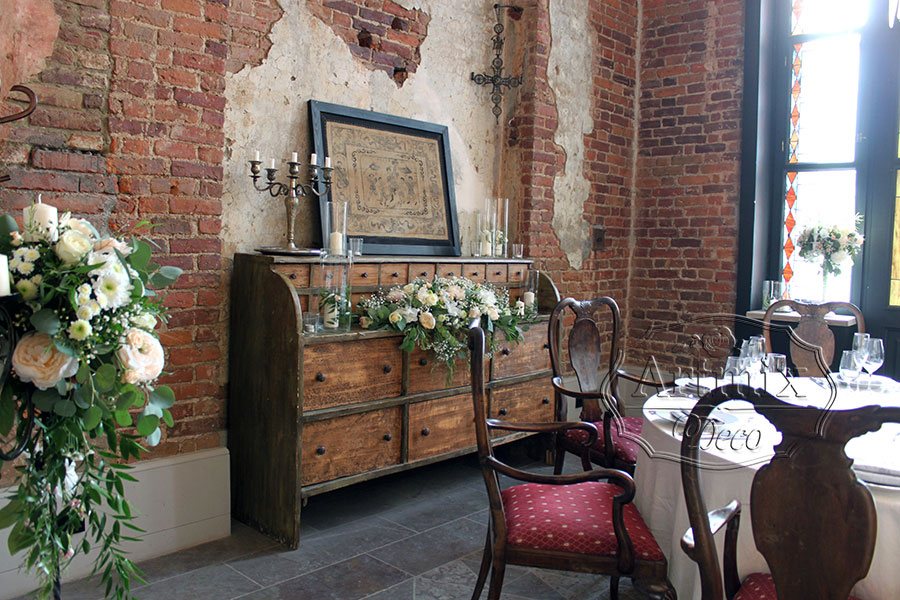 Оформление зала на свадьбу цветами – классический вариант декора