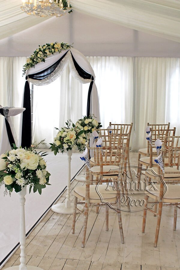 Свадебная арка с черным текстилем и белым кружевом