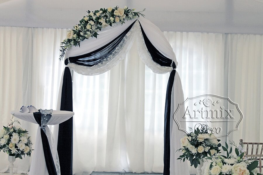 Свадебная арка в черно-белом оформлении