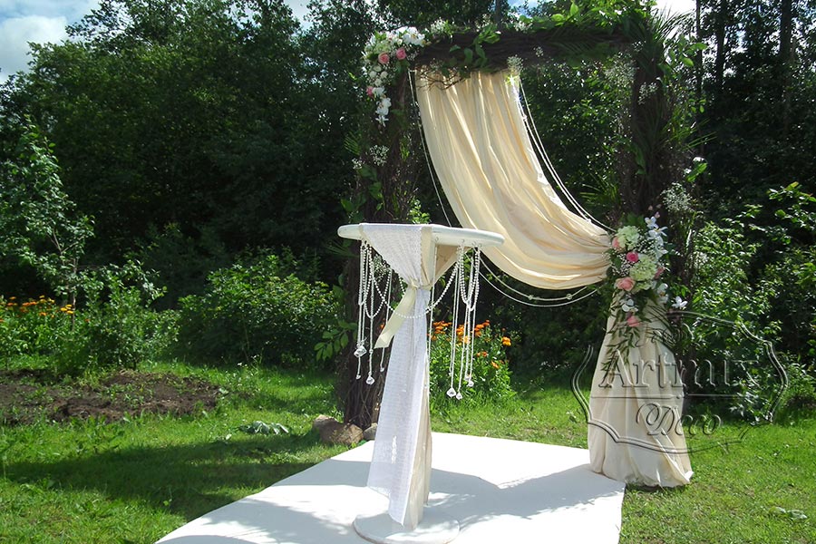 Свадебная арка для выездной регистрации в деревенском стиле