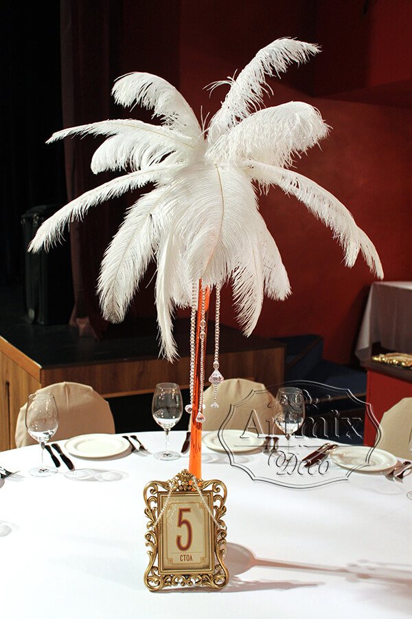 Перья страуса в оформлении свадебного зала