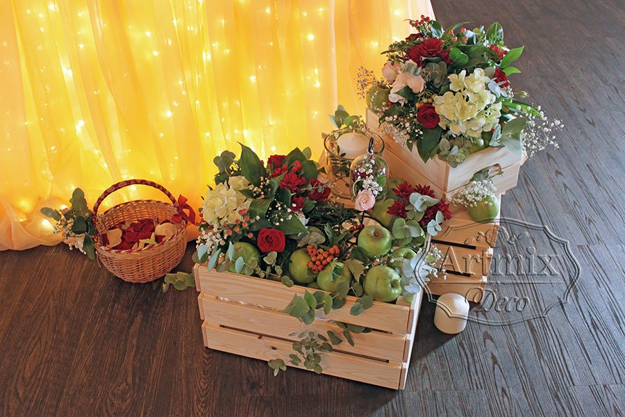 В оформлении свадьбы декоративные ящики дополна набитые сочными зелеными яблоками и цветами