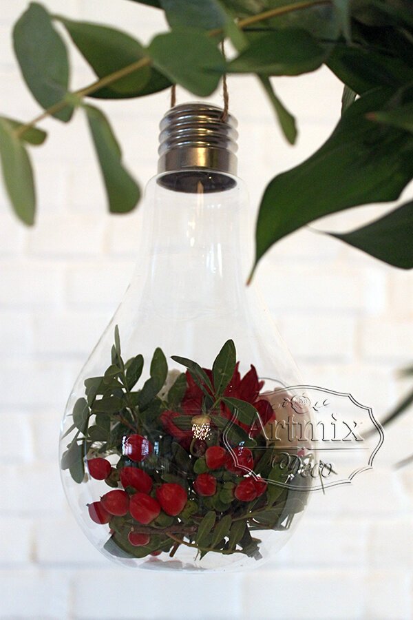 Оригинальная ваза в виде ретро лампочки с цветами, ягодами и зеленью