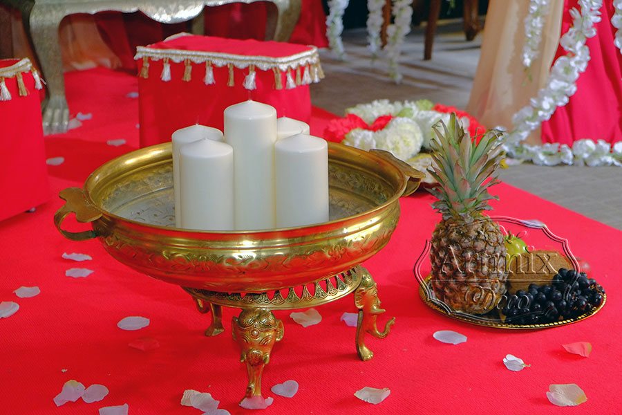 Золотые аксессуары для декорации свадебного зала