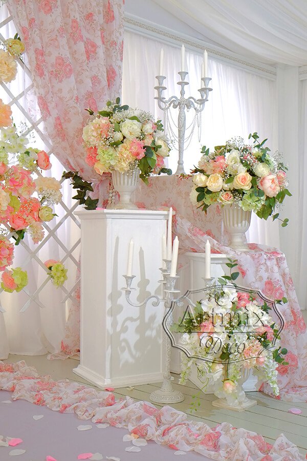 Цветочная композиция в вазе для свадебной церемонии