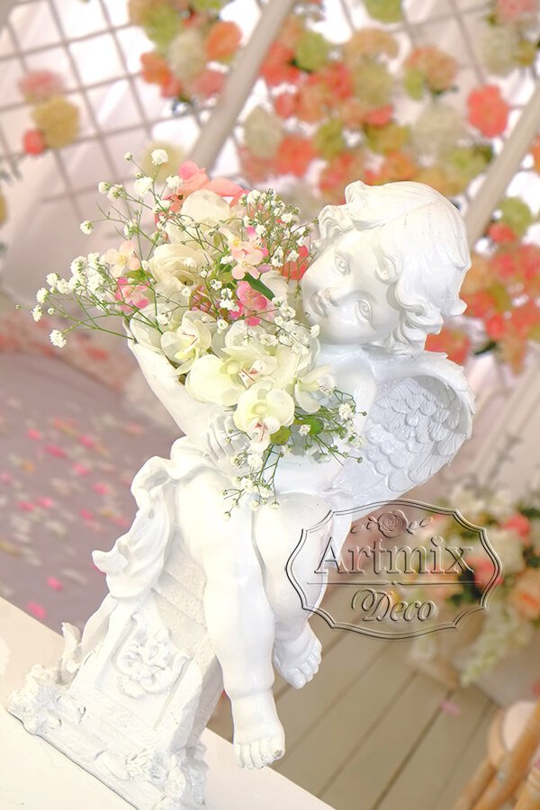 Ангелы в свадебном декоре с цветами