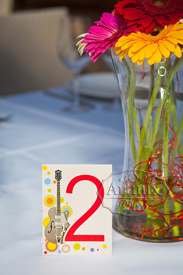 Дизайнерская карточка рассадки на столы гостей и герберы в прозрачной вазе с флористическим декором