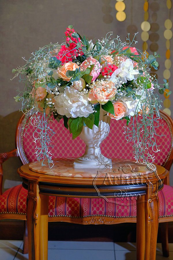 Белые вазы с воздушными цветочными композициями