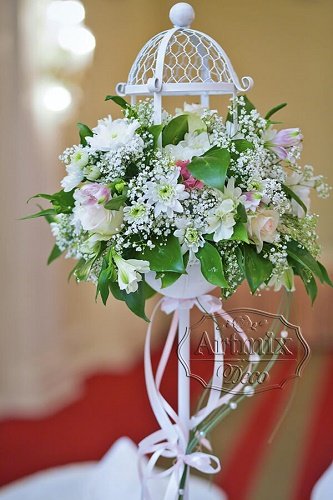 Винтажные фонарики с цветами на свадебных столах 