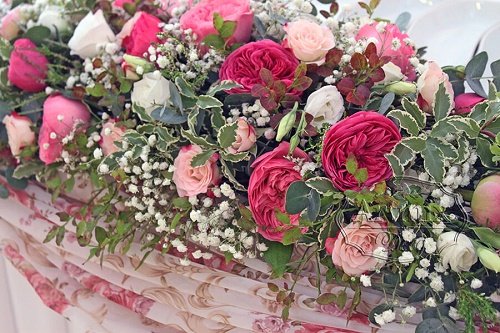 Центральная цветочная композиция состоит из: роз, пионов, эустомы и зелени