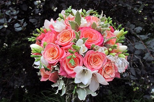 Букет для невесты из роз и фрезии 