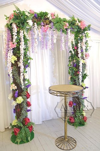 Свадебная арка свисающими цветами