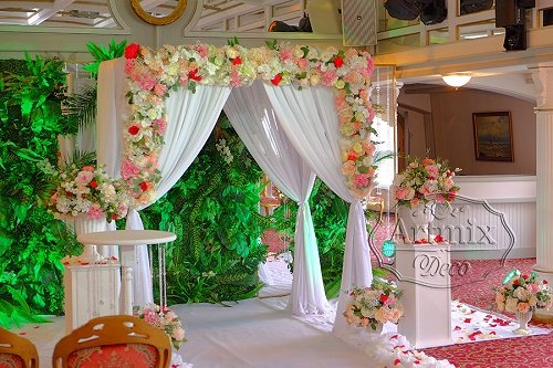 Свадебная арка из искусственных цветов 