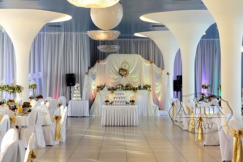 Классическое украшение зала на свадьбу
