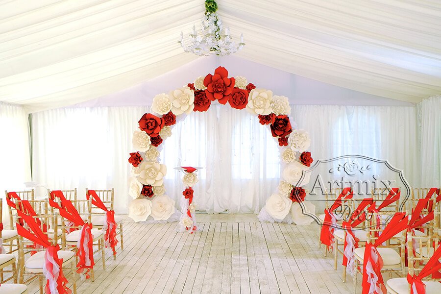 Свадебная арка в форме подковы с цветами